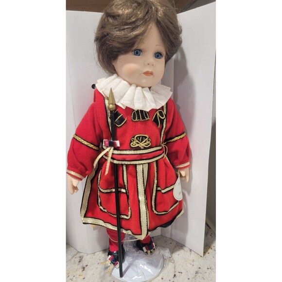 NEW Beefeate Tower of London Guard Soldier VTG Leonardo Collectio Porcelain Doll - Picture 1 of 14